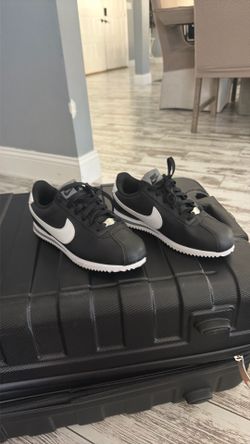 Tennis shoes