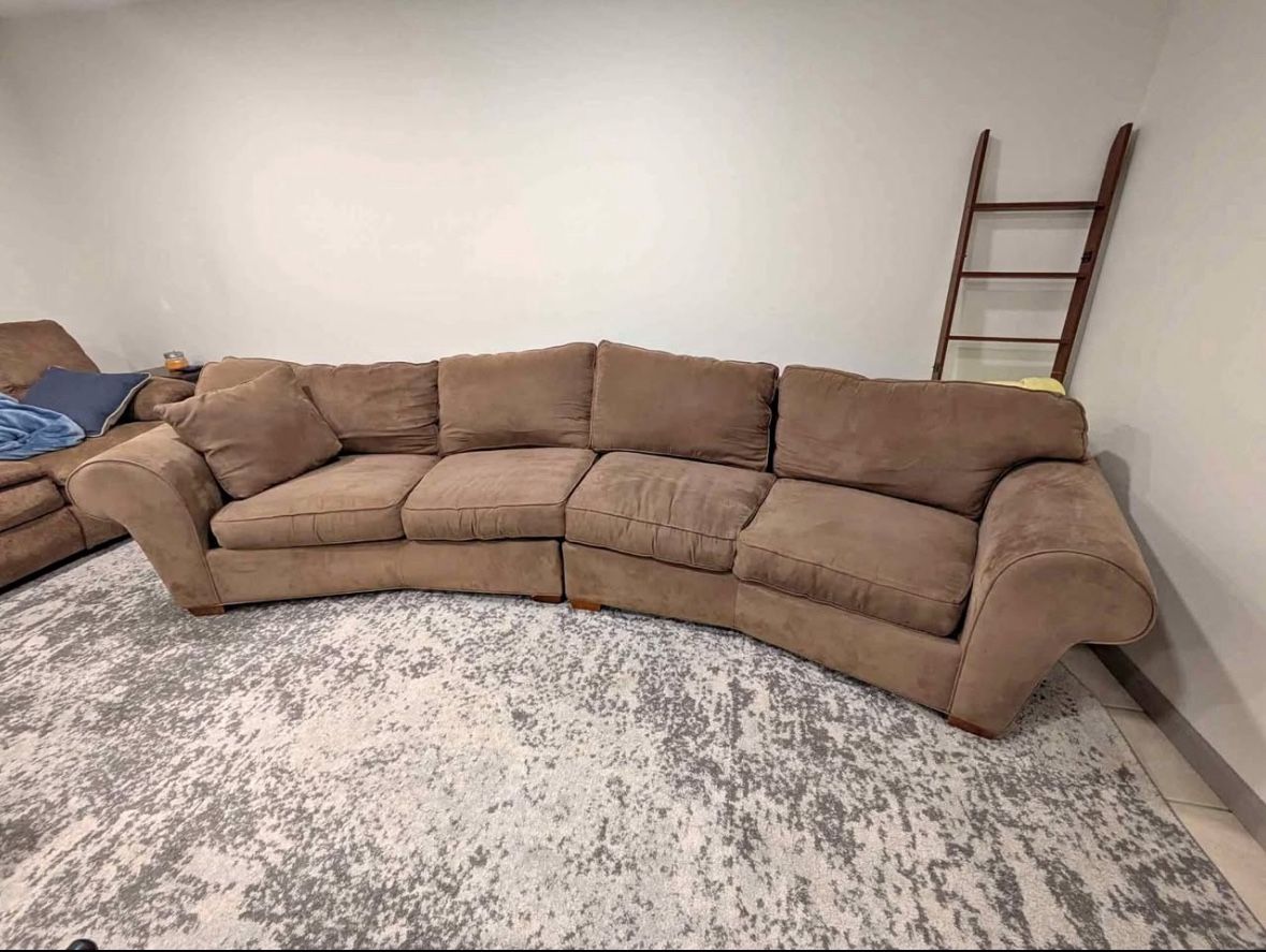 Large Sectional – Super Comfy – FREE DELIVERY