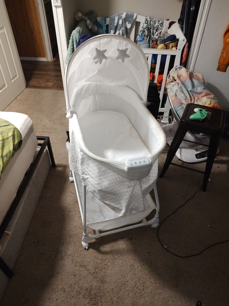 Delta Children Roller Bassinet