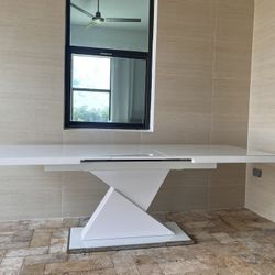 White dining Table Great Condition Almost New 