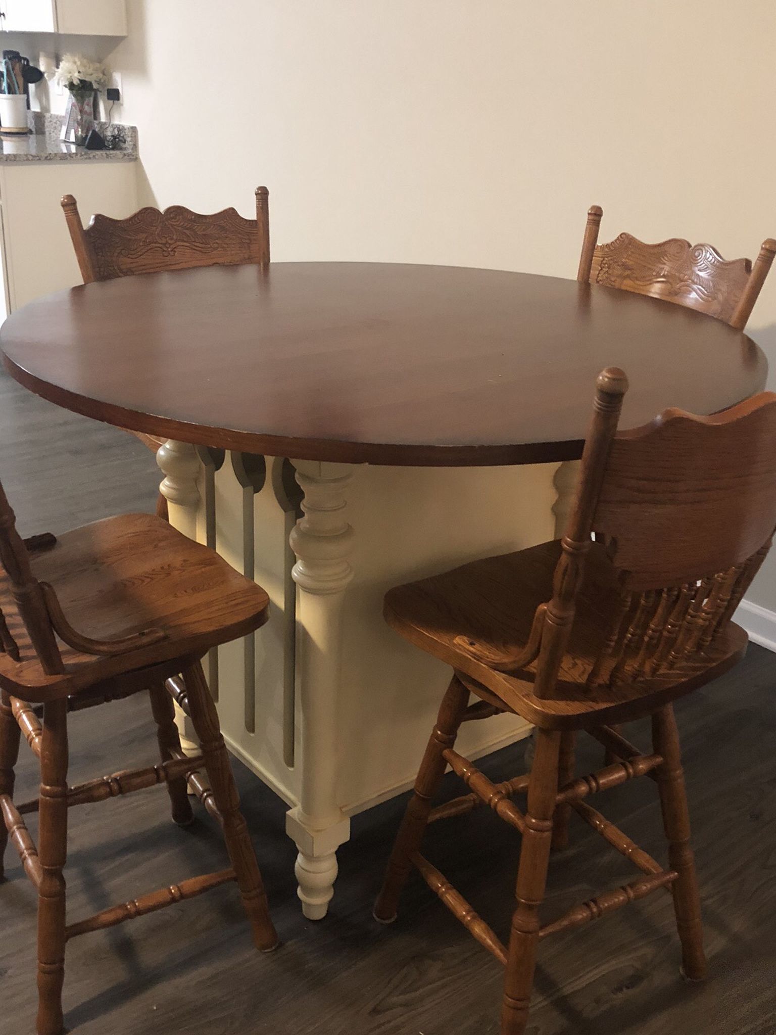 Counter Height Table And 4 Barstools