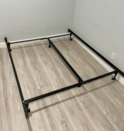 CAL KING / KING / QUEEN /FULL SIZES METAL BED FRAME (VERY STURDY) LIKE NEW