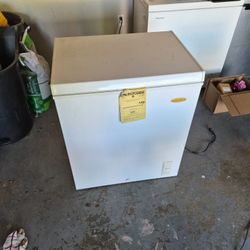 **BRAND NEW**NEVER USED** HOLIDAY CHEST FREEZER