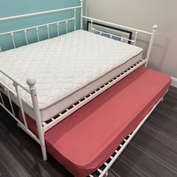 Full Daybed and twin trundle set 