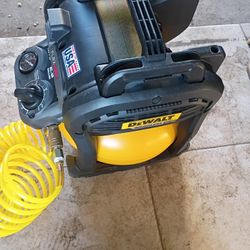 DeWalt Cordless 2.5 Gl 135 Psi  Flexvolt Compressor  Tool Only .