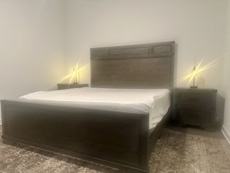 Hardwood Haverty’s King Bedroom Set
