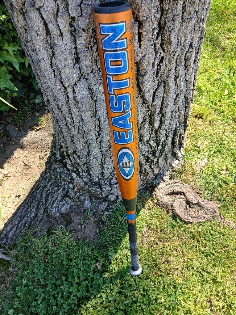 EASTON "FASTPITCH " 31 INCH SOFTBALL BAT. ( SEE PICS) QUALITY BAT FOR A "CHEAP " PRICE. LOCATED IN GLENDORA CHECK OUT MY PAGE ALOT OF BASEBALL EQUI