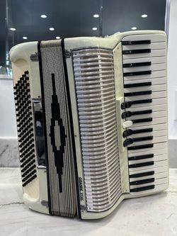 Grande Vox Pearl White Accordion With Case 616