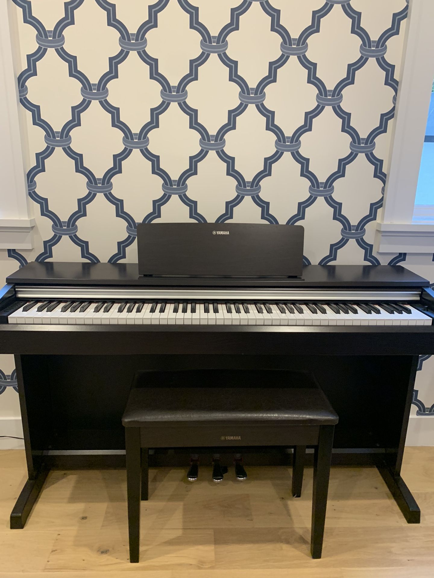 Yamaha YDP142R Arius Series Traditional Console Digital Piano with Bench - Dark Rosewood PLUS FREE CHAIR