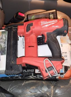 M18 FUEL 18-Volt Lithium- lon Brushless Cordless 18- Gauge 1/4 in. Narrow Crown Stapler