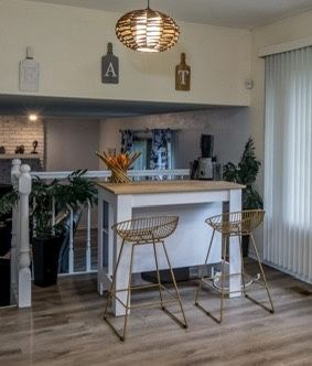 Kitchen Island w/Two Stools