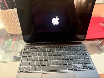 iPad Pro 11-inch (M4) w apple keyboard