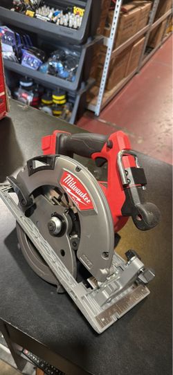 Milwaukee M18 Fuel cordless 7-1/4” circular saw