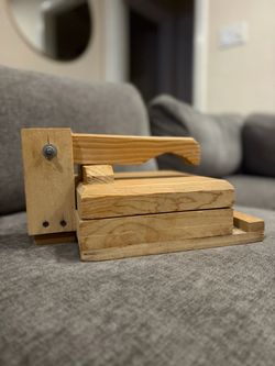 Wood tortilla press