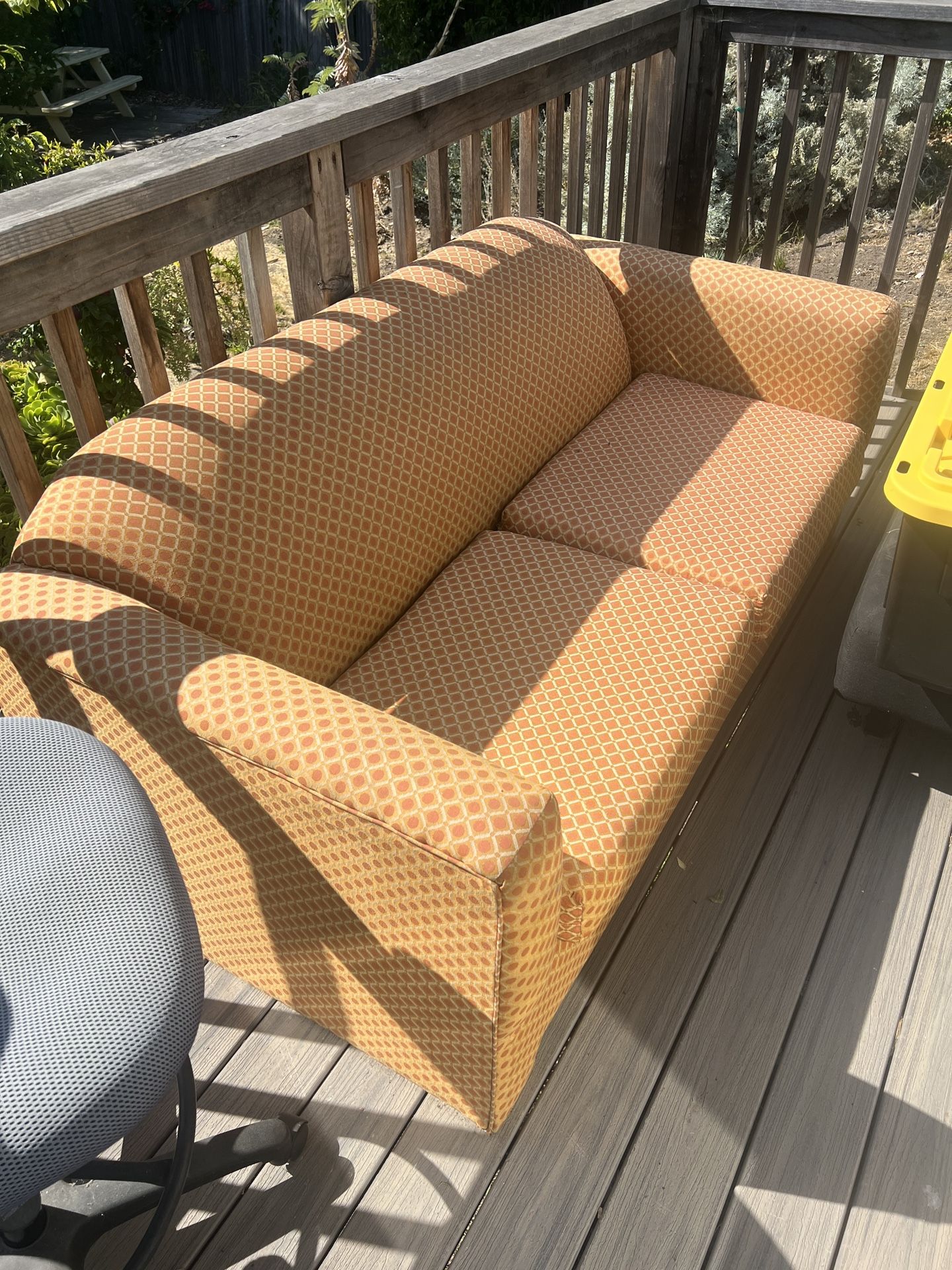 Free Pull-Out Bed loveseat Couch