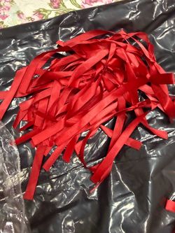 Moños rojos.