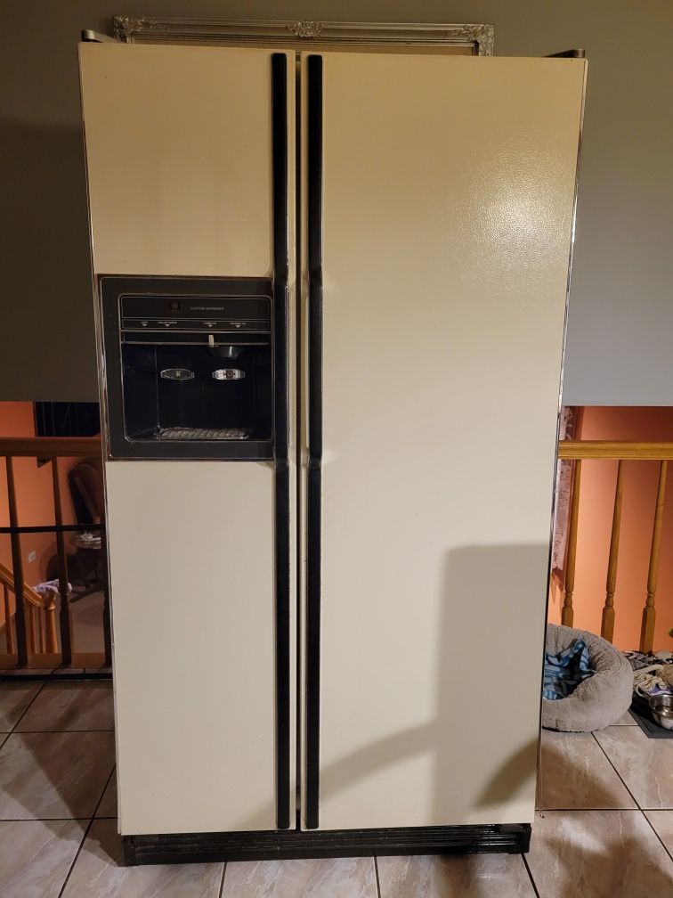 General Electric Refrigerator Fridge Freezer