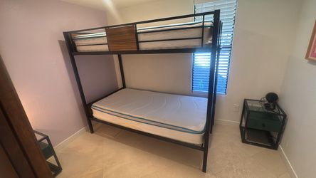 Twin bunk bed with 2 mattresses