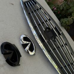 Infiniti G37 Sedan Front Grill / Emblem 