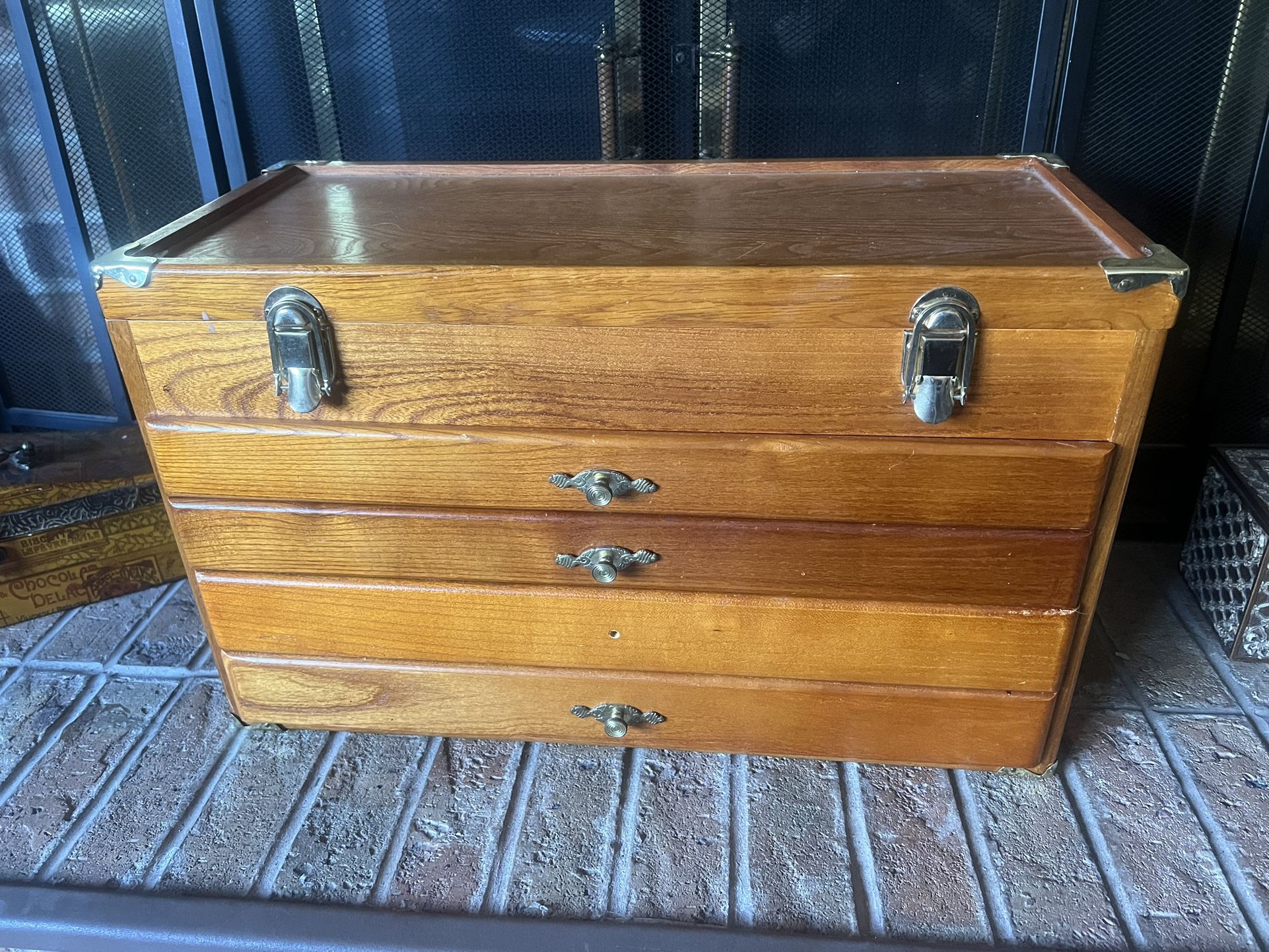 5 drawer green felt lined chest needsnew handle on 1 drawer p/u in Jamison or Willow Grove, PA 
