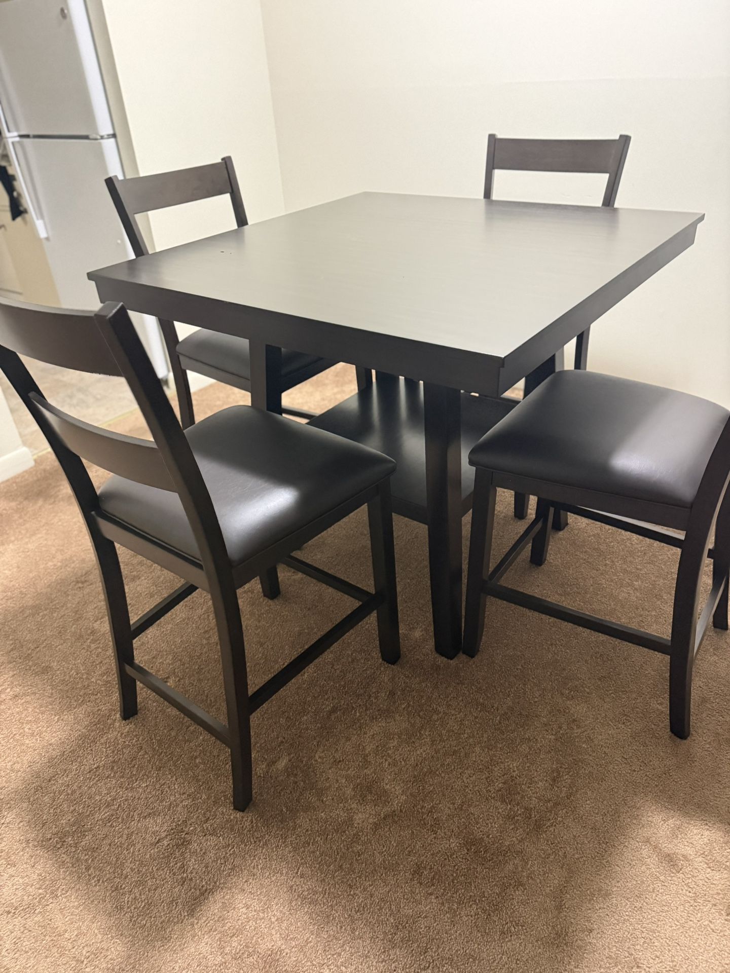 Dining Table with 4 Chairs - Excellent Condition!