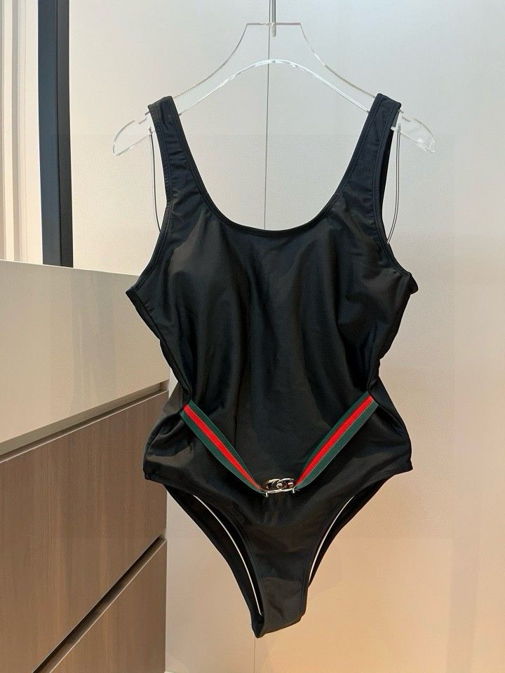 New one-piece swimsuit M