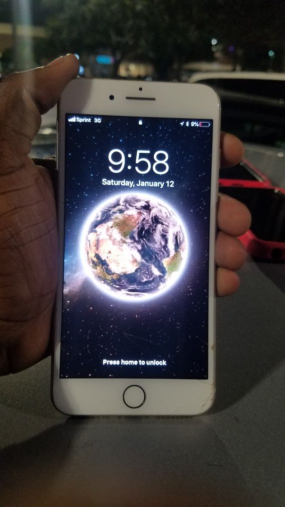 Iphone plus 128GB UNLOCKED { Cracked }