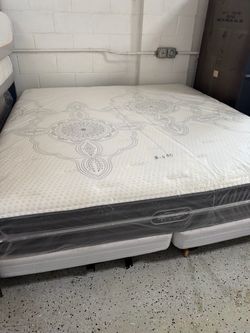 King size mattress and box spring c