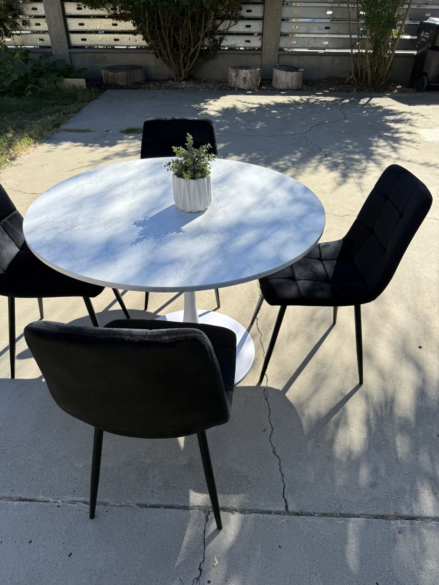 Beautiful Faux Marble Round Table With 4 Black Chairs Included 