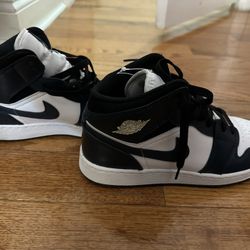 Air Jordan 1 Mid Black White 