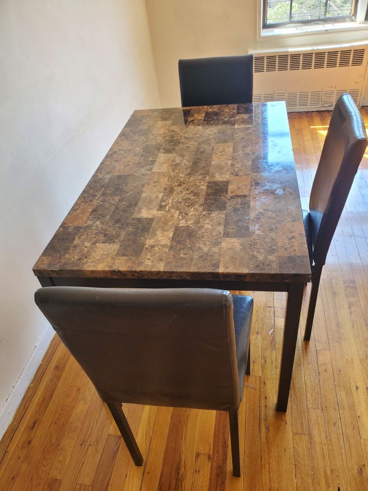 Very Nice Mid-Size Kitchen Table With 4 Chairs .. Delivery Available !!
