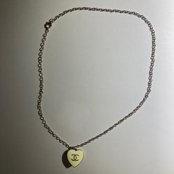 Chanel 1999 Vintage Heart Pearl Pendant Chain Necklace for Sale in Houston,  TX - OfferUp