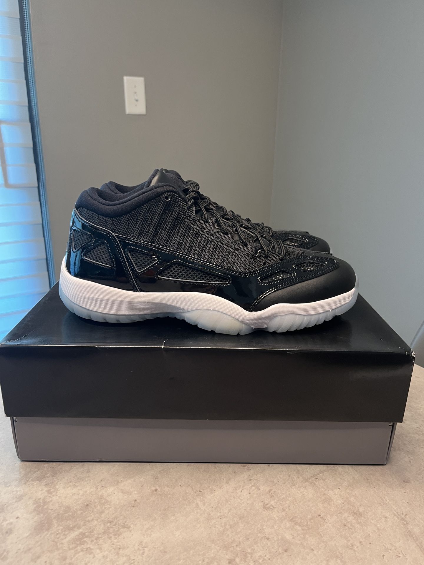 Jordan 11 Low IE Space Jam Size 11