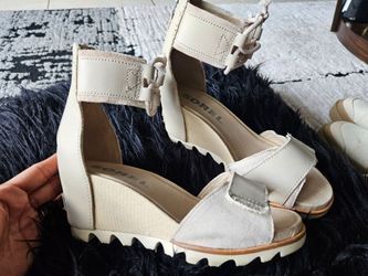 sorel sandal , color camel , size 6