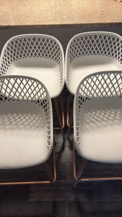 Set of 4 White Lattice Back Bar Stools/Juego de 4 taburetes de bar con respaldo de celosía blanca