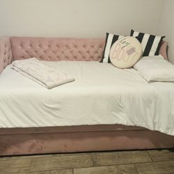 Twin Daybed With Trundle - Mattress Not Included 