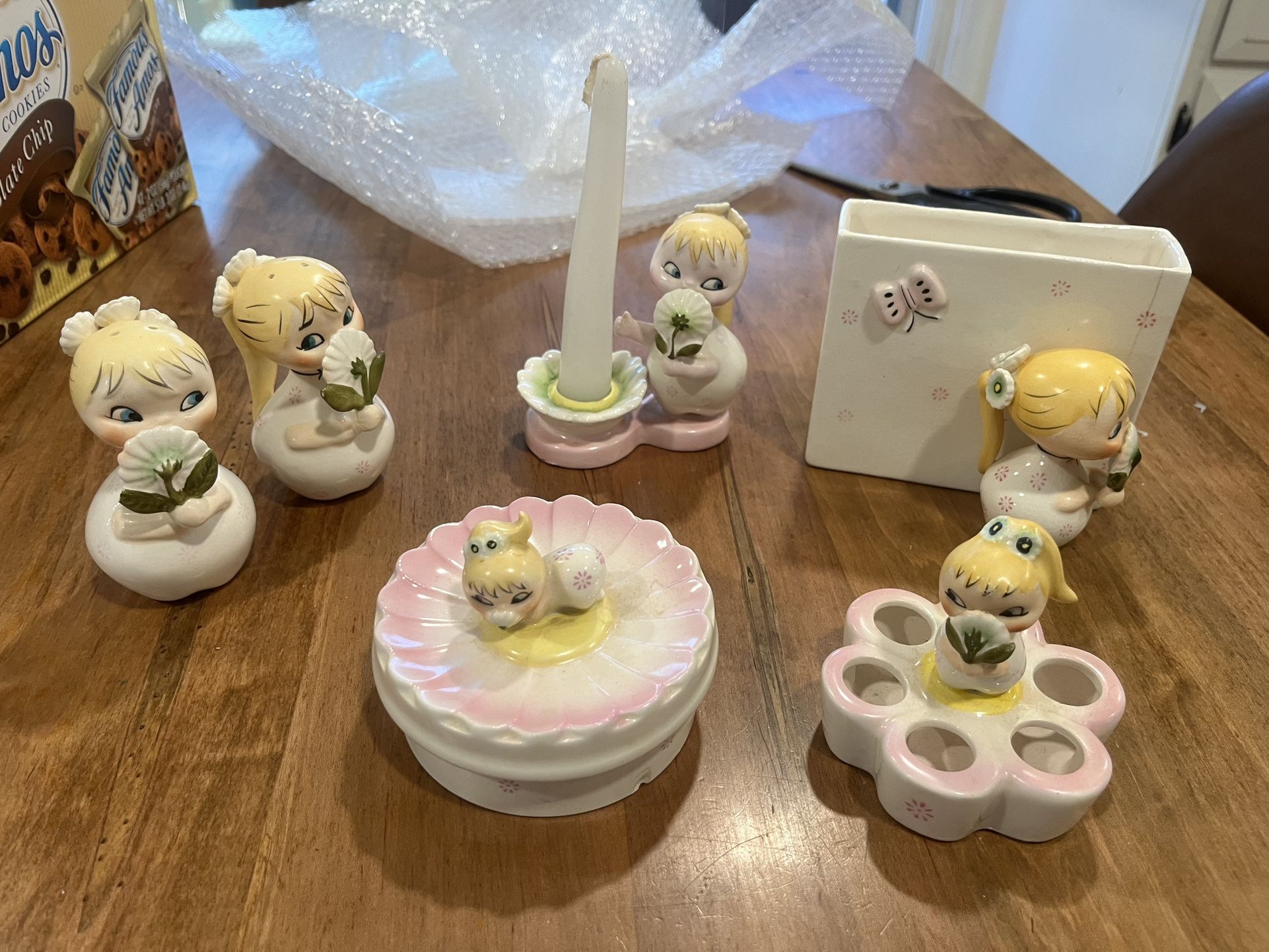 Daisy Dorable Howard Holt Vanity Set