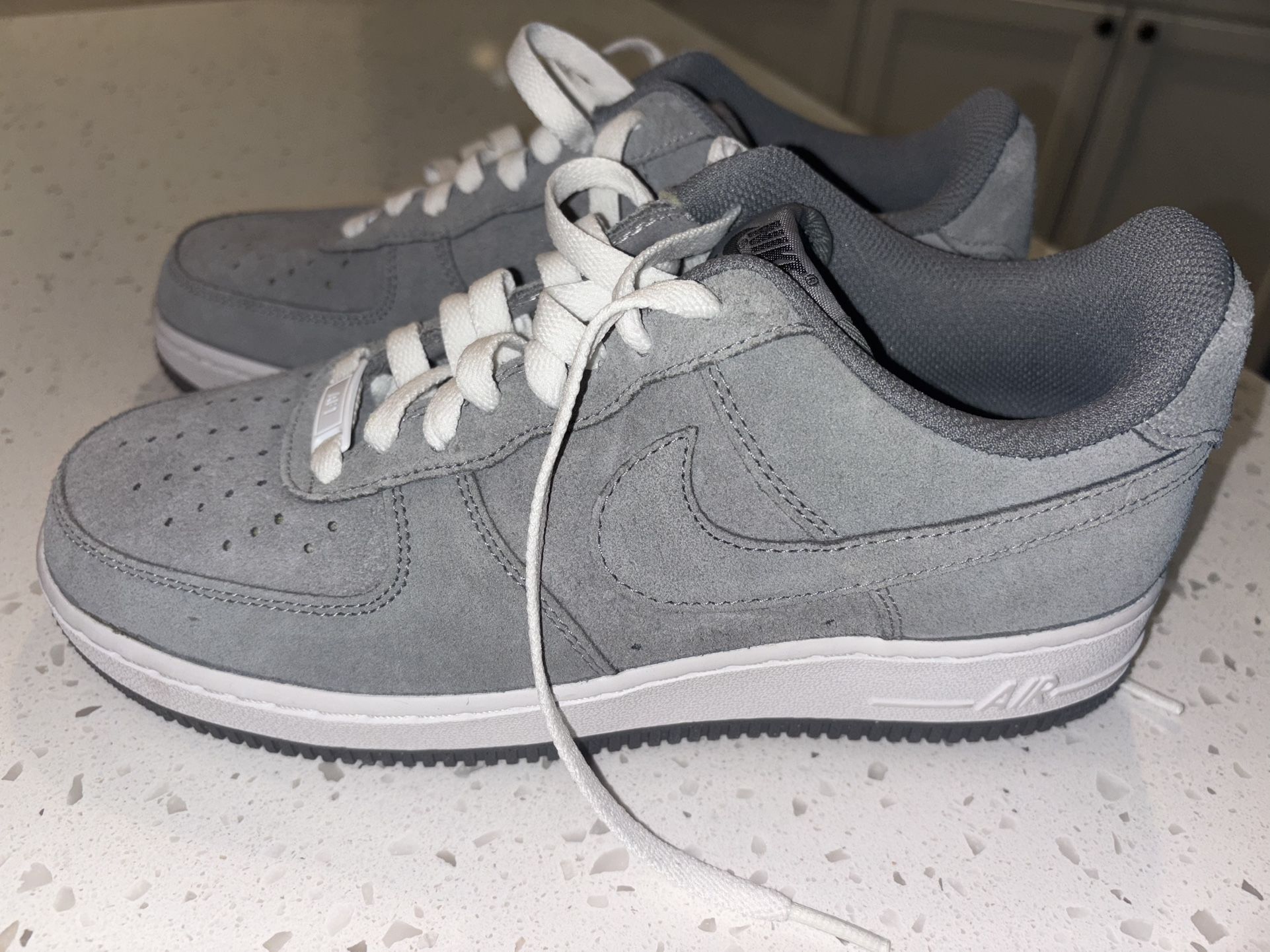 Women Nike Air Force One. Grey Suede