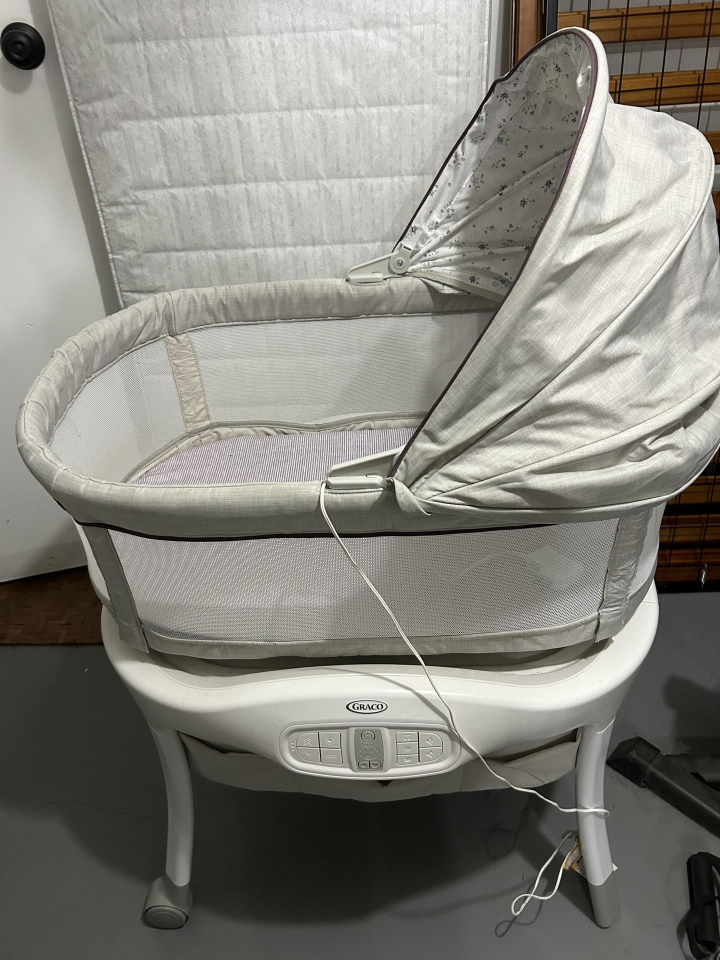 Crib Graco Sense2Snooze baby bassinet 