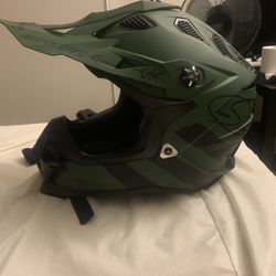 Size (M) —-Matt Green Dirt bike Helmet 