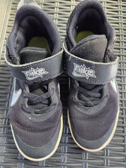 NIKE KIDS BASKETBALL SNEAKERS SIZE 11.5