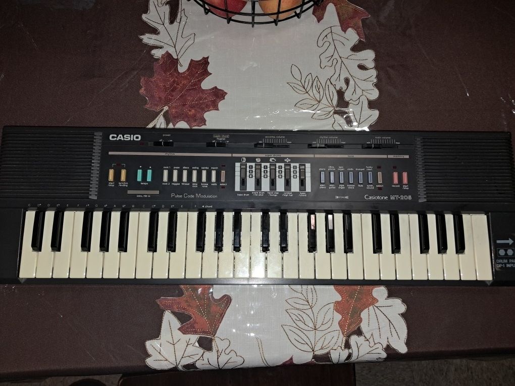 Vintage Casio Casiotone MT-205 Electronic Keyboard