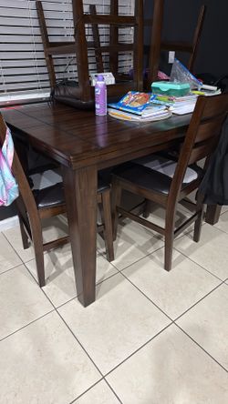 Table with 4 chairs