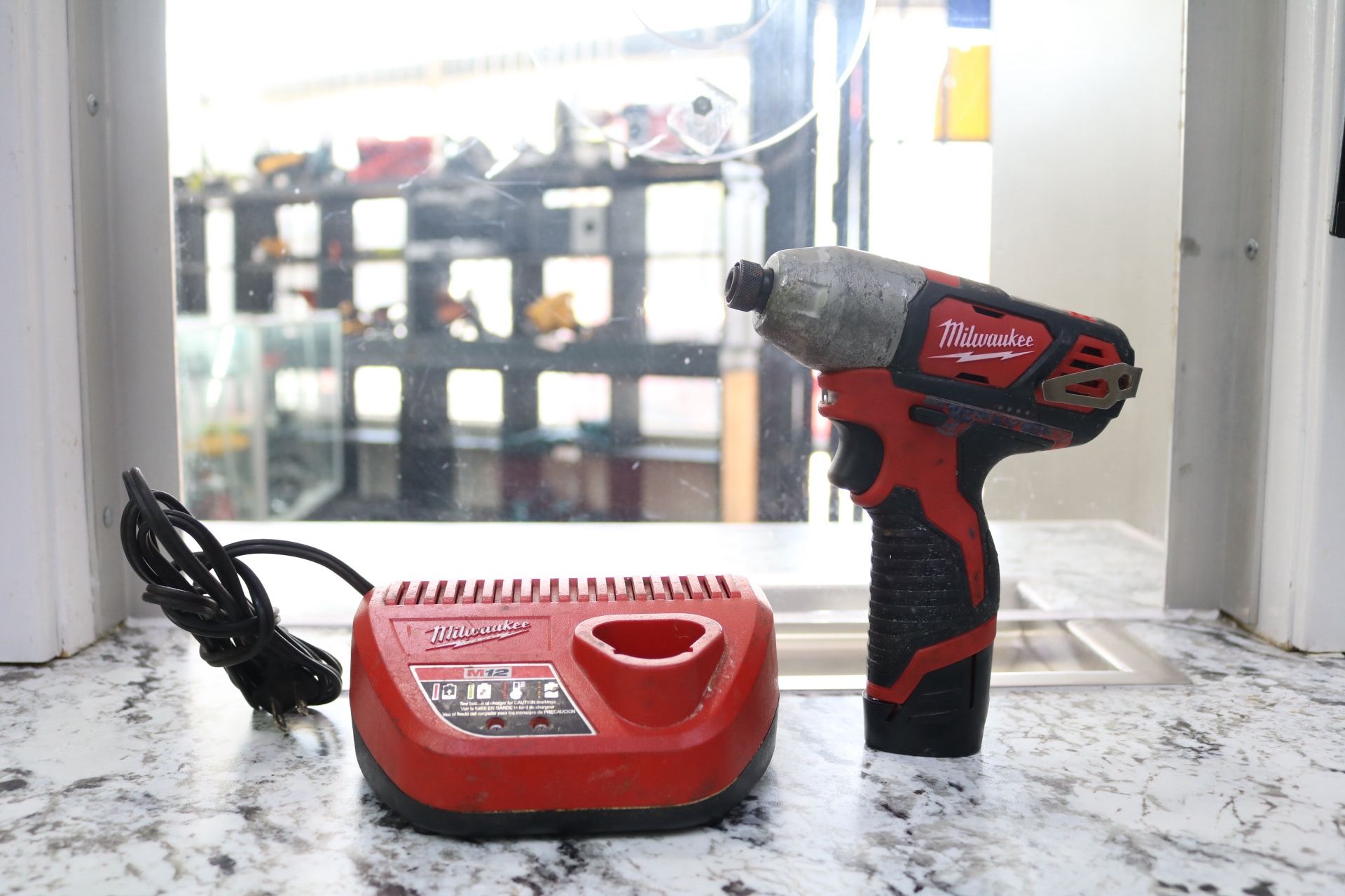 Milwaukee 2462-20 1/4" hex Impact Driver with Charger
