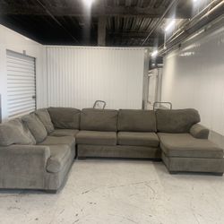  Comfy  Gray Sectional Couch 