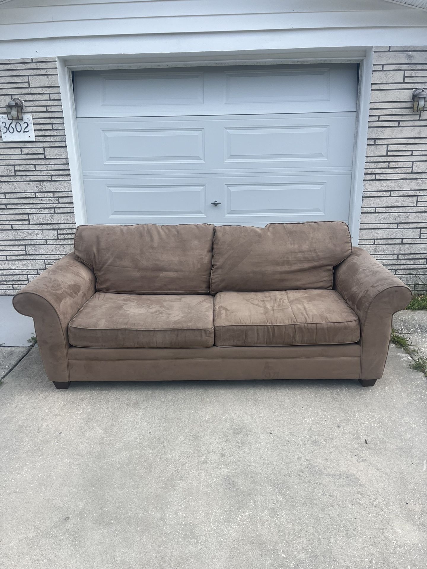 HAVERTYS MICROFIBER SOFA (FREE DELIVERY) 
