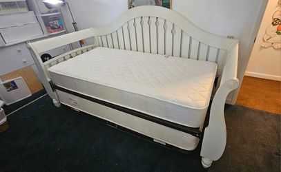 Day, trundle bed excellent