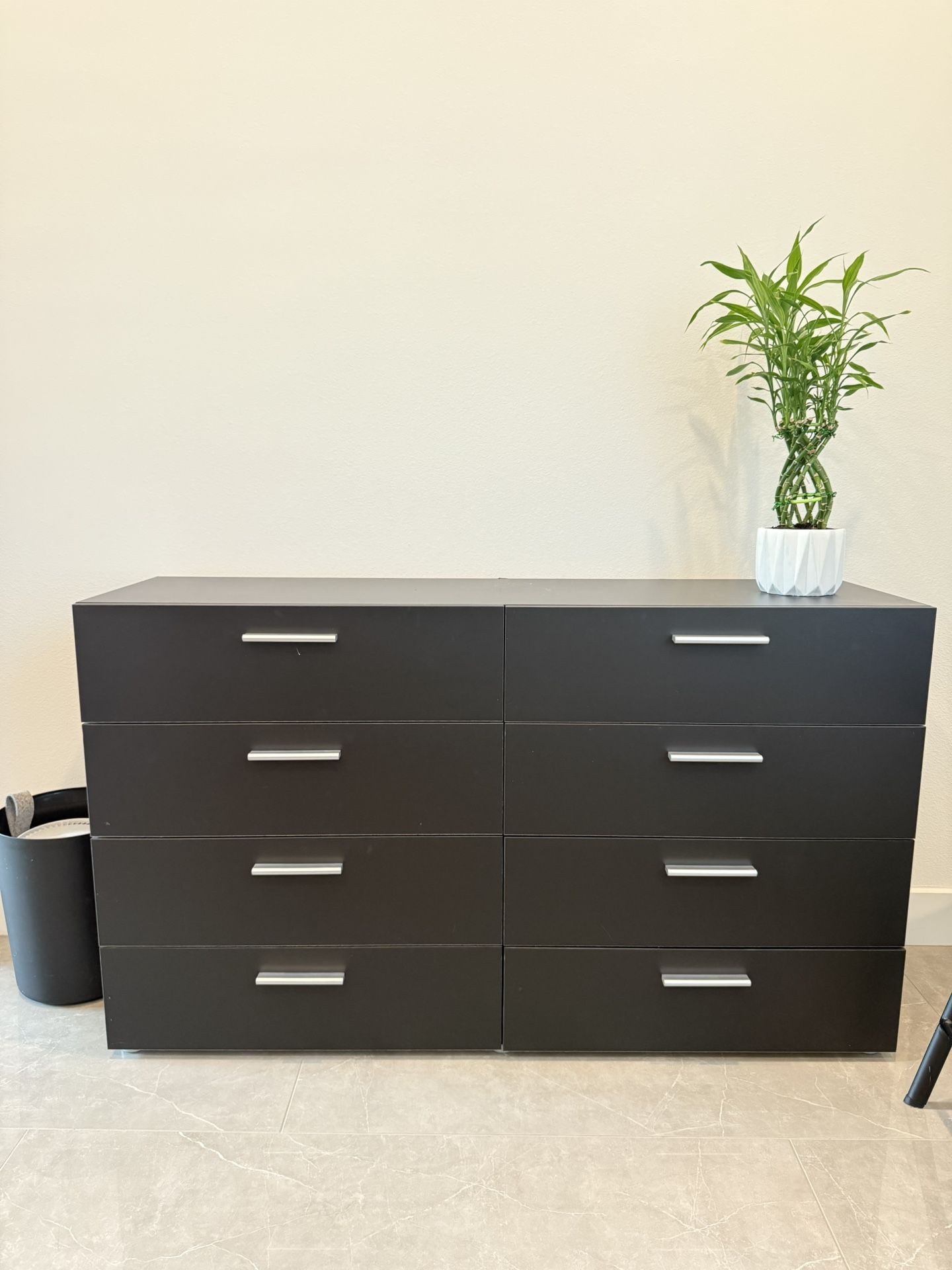 Sleek Black 6-Drawer Dresser – Modern, Spacious & Great Condition 