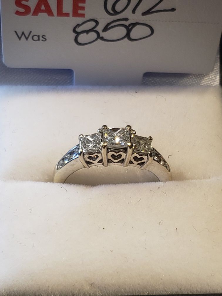Size 6 white gold beautiful diamond ring