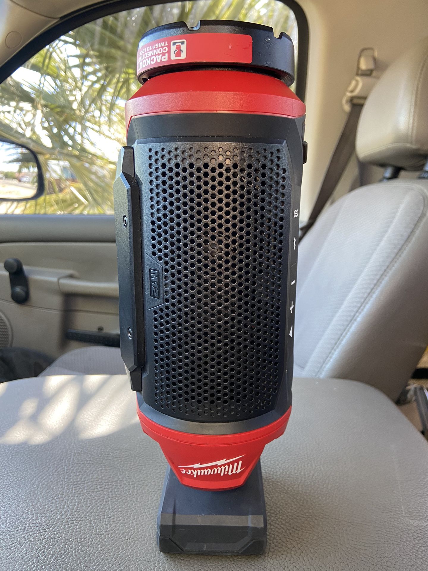 Milwaukee M12 12-Volt Jobsite Speaker With Battery